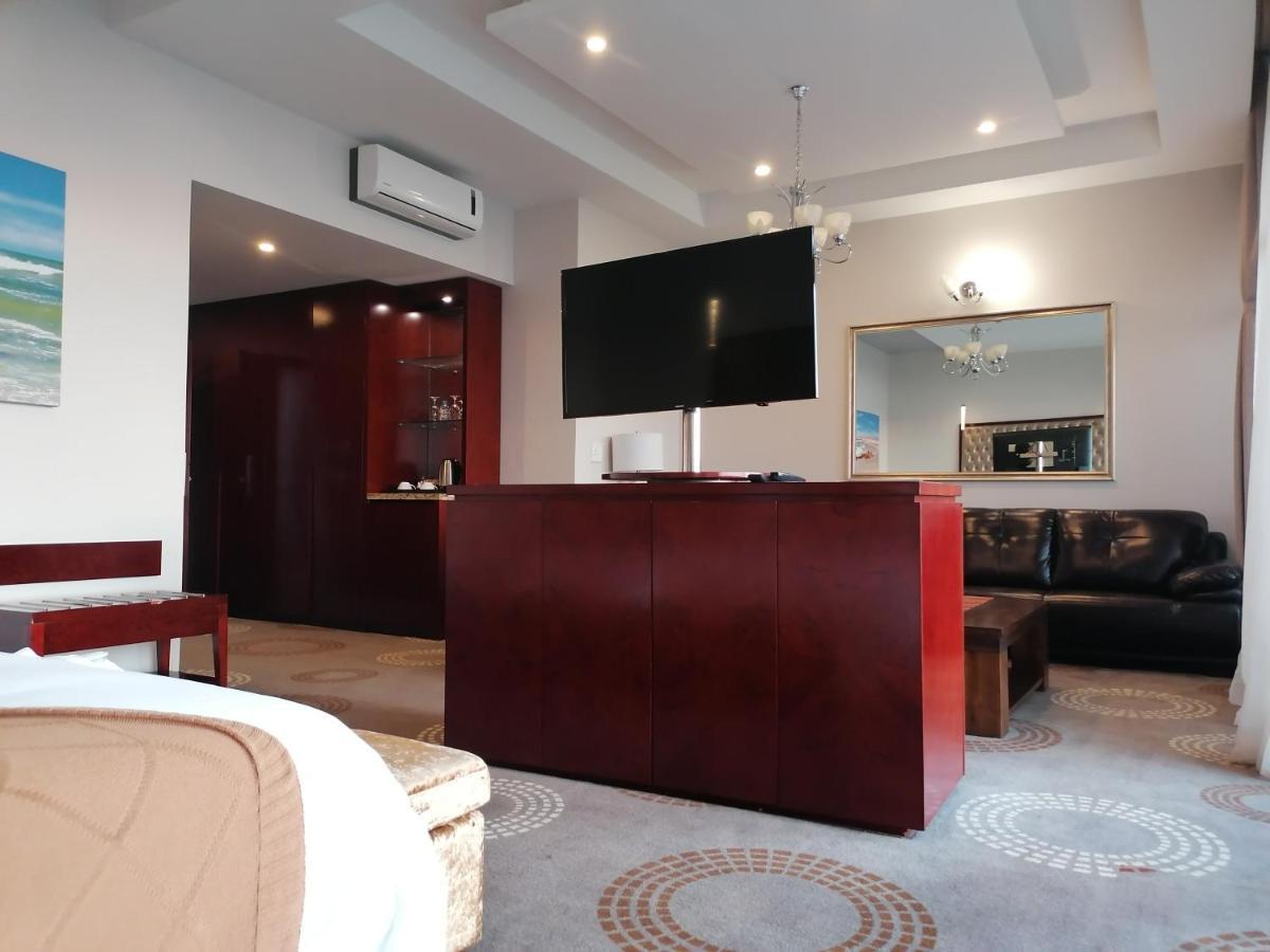 Flamingo Villas Boutique Hotel Уолфиш-Бей Экстерьер фото